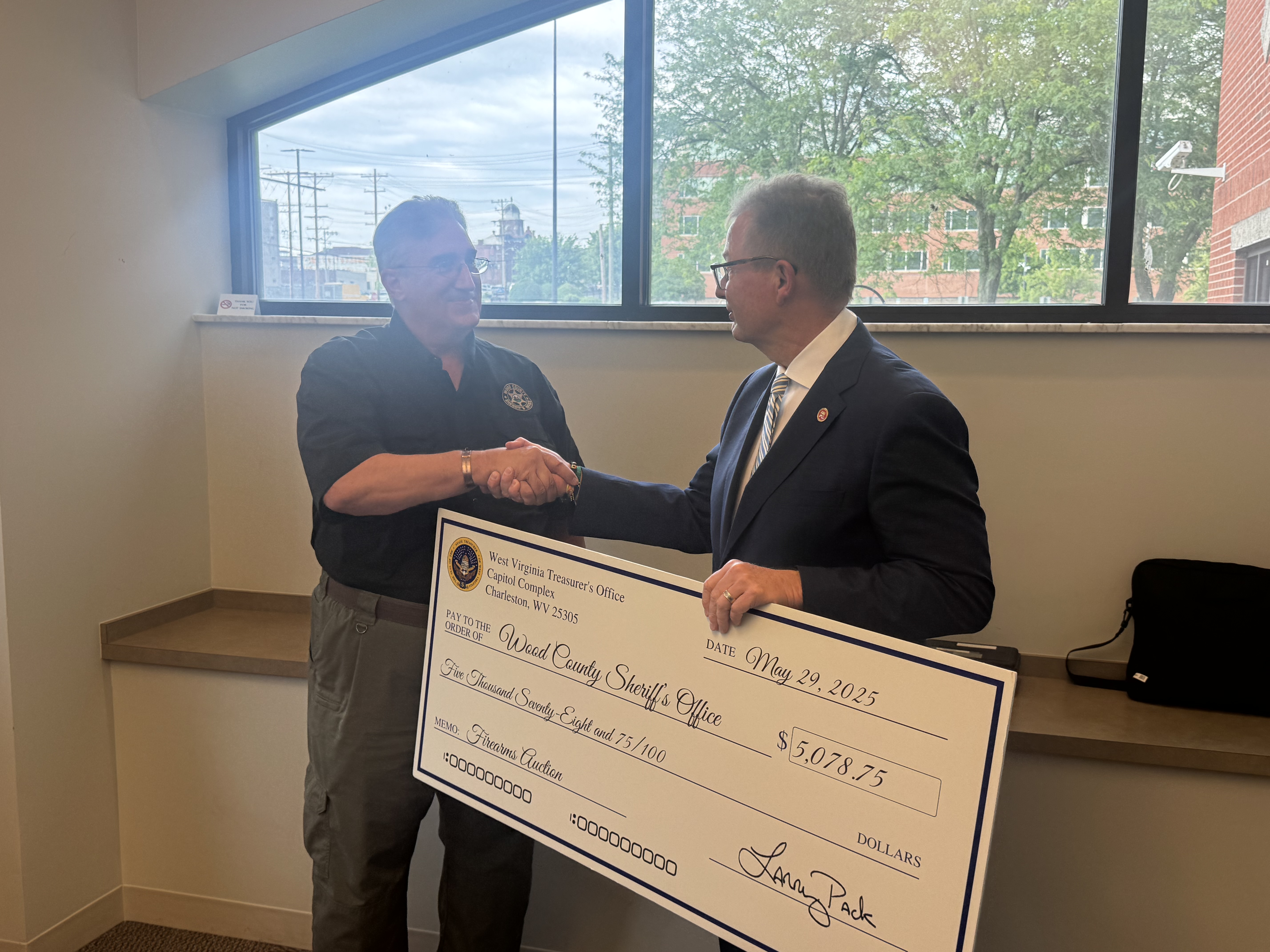 Treasurer Pack Returns More Than $5,000 in Unclaimed Property from Firearms Auction to Wood County Sheriff’s Office, Tours Evidence Rooms